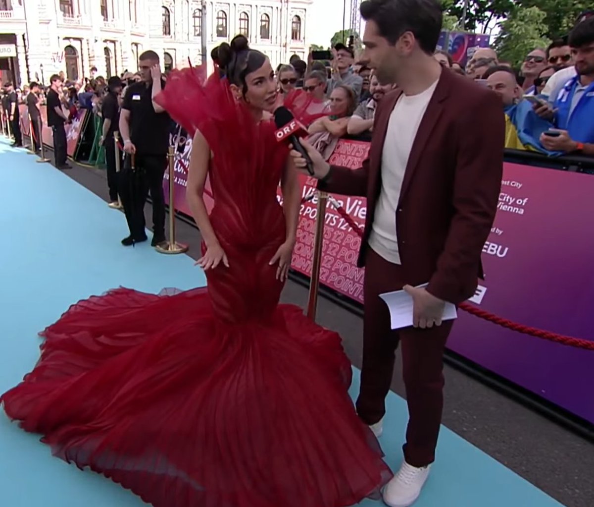 hanneysaurus's tweet photo. Sarah Engels ist Katniss Everdeen #esc #openingceremony #fire https://t.co/qzJ3RIhklg