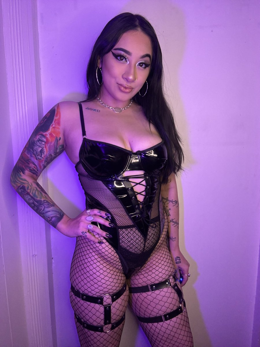 veronicaxrae's tweet photo. Wish a happy Mother’s Day to your favorite dog mommy 💋😏 https://t.co/gAEOUVTD5G