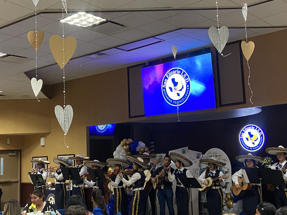 SEISDpliaison's tweet photo. Feliz Día de las Madres a todas las mamás de @SanElizarioISD Así fueron celebradas, y hoy les mandamos un abrazo lleno de agradecimiento por todo su apoyo y dedicación. Gracias por siempre estar presentes para sus hijos y nuestras escuelas. ❤️ Happy Mother’s Day. 💐 https://t.co/yxY5HpT3o2
