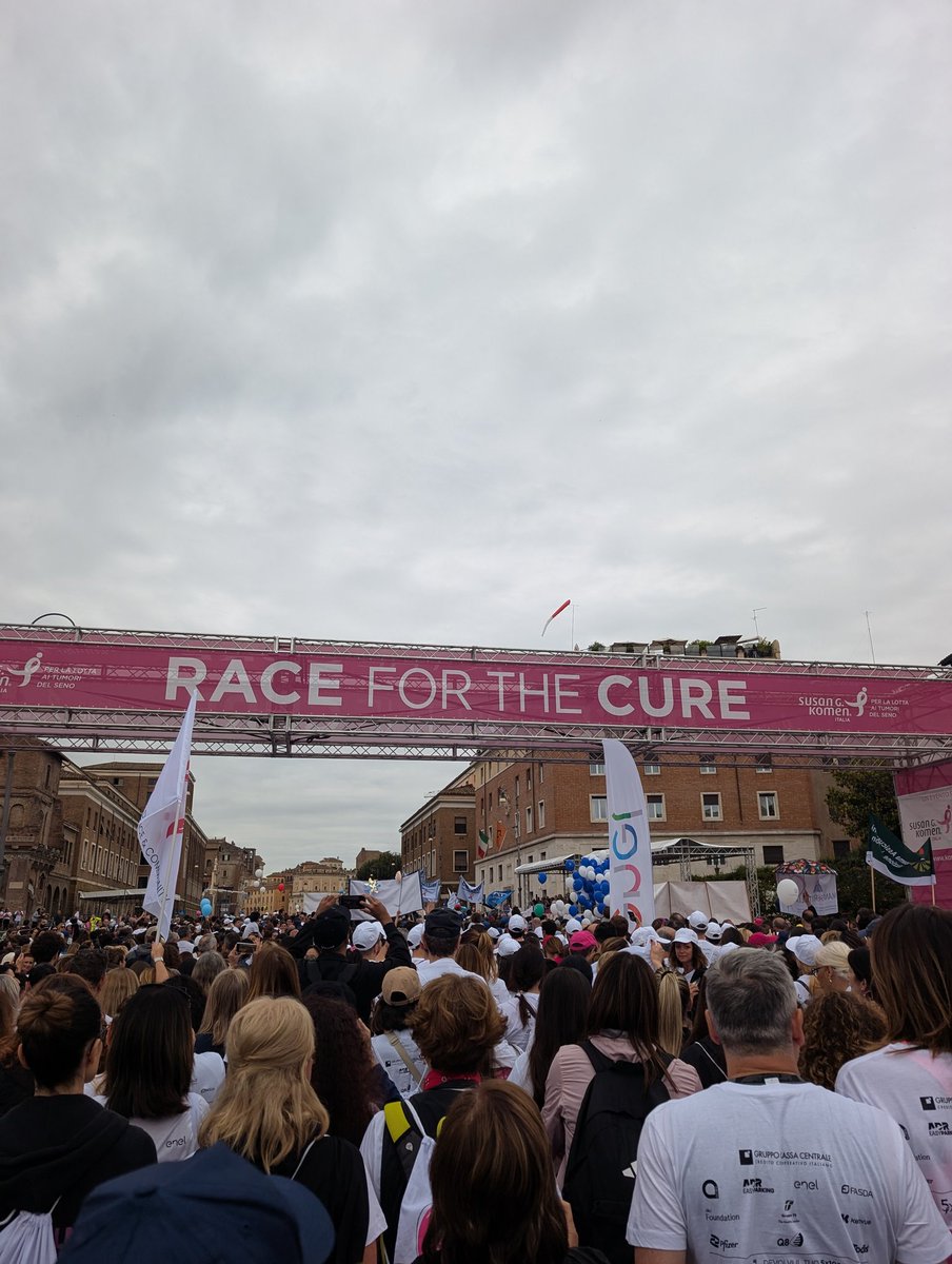 Chia_Rael's tweet photo. In prima linea alla #raceforthecure con la Squadra MEF 🏃🏼‍♀️💗 https://t.co/Espx7SGYRb