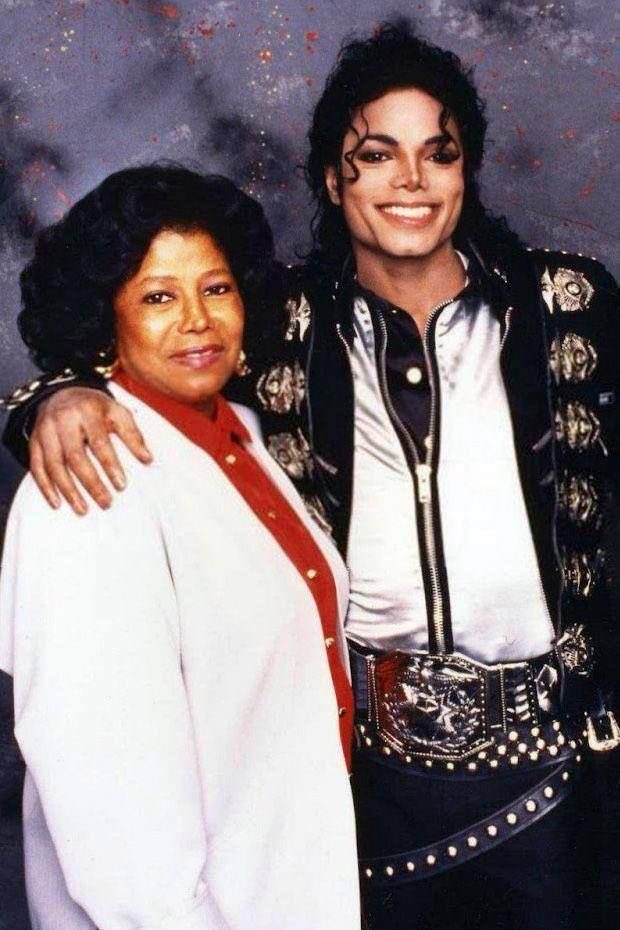 Neste Dia das Mães, celebramos não apenas o amor incondicional que transforma vidas, mas também a força, a dedicação e o carinho que moldam gerações.

Michael sempre demonstrou grande carinho e admiração por sua mãe, Katherine Jackson, e não há dúvidas de que este dia seria