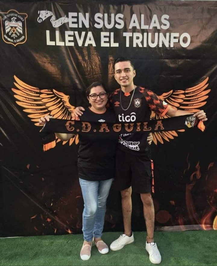 Mi madre me dio la vida 🧡 ella y el Aguilita me dierooon ganas de vivirla. 🧡

Feliz dia de las madres a todas, en especial a las mamas aguiluchas 🦅 ¡Papa Dios las bendiga siempre!