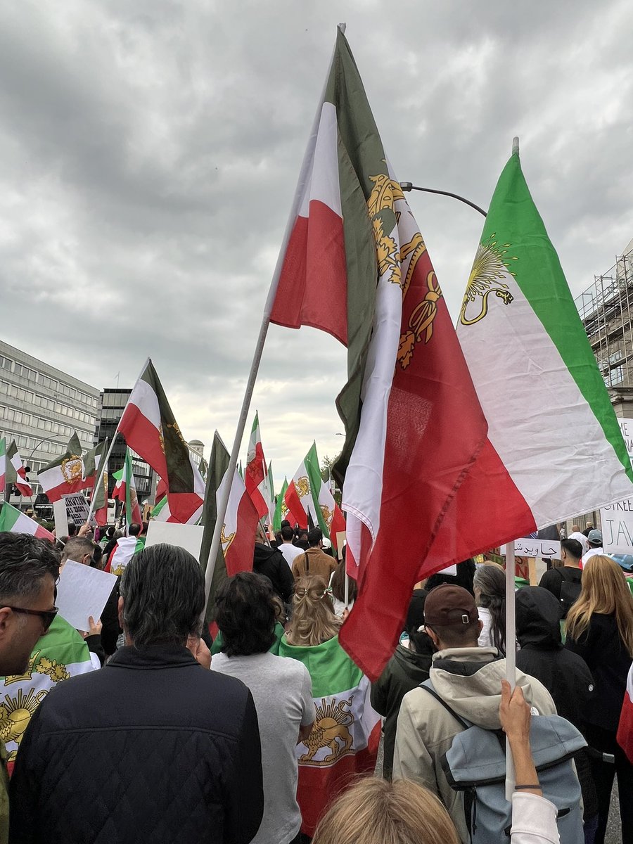 SodiJoon's tweet photo. بچه های ایران، نمیدونم این پست رو میبینین یا نه! 
اینجا هیچکس قرار نیست خسته بشه! 

#KingRezaPahlavi‌ForIran 
#IranRevolution2026‌ https://t.co/8WyJRXReBi