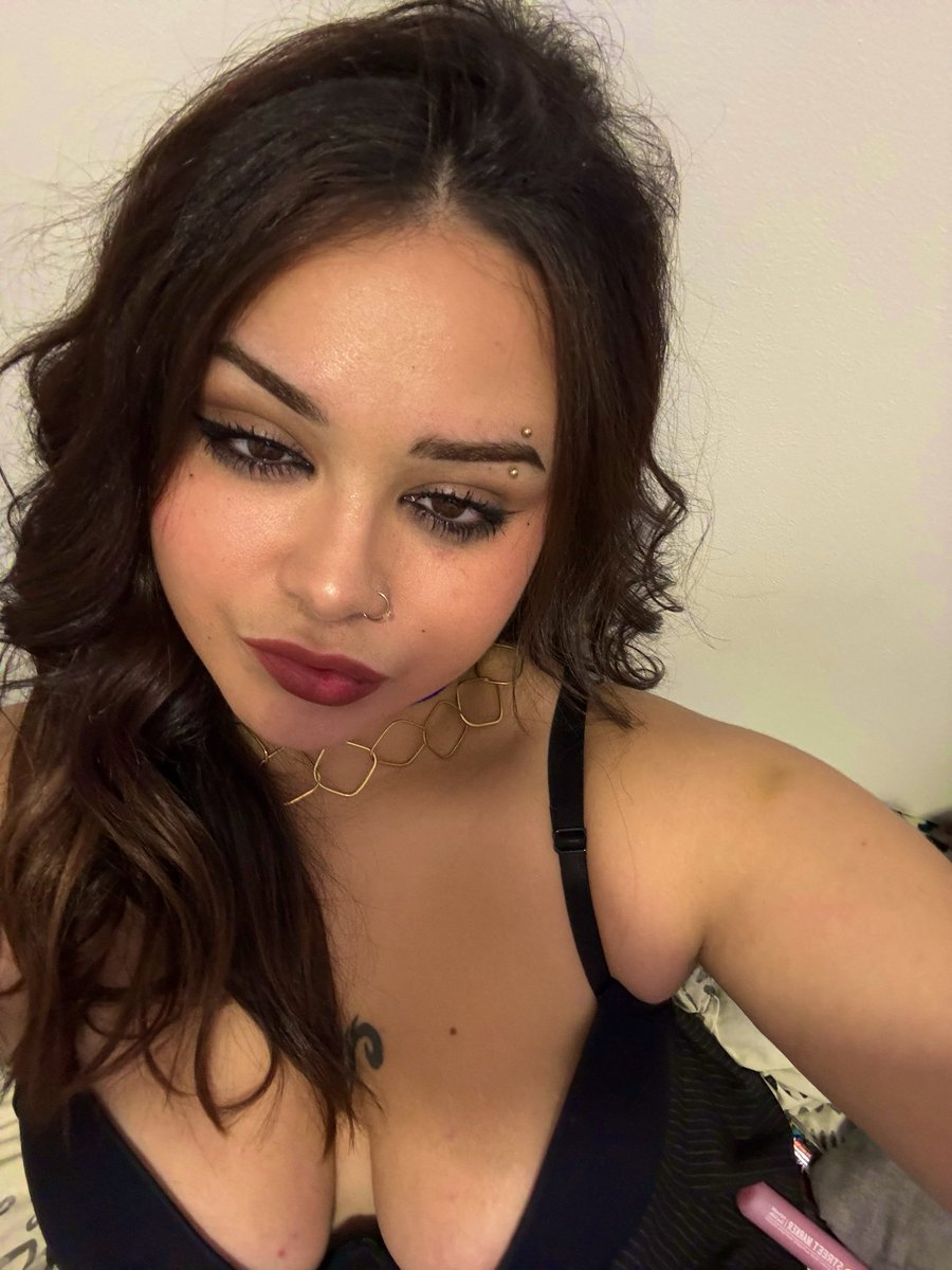 peachqueen024's tweet photo. Bored brat on a Sunday looking for attention and easy entertainment🫢👄🫴🏻 https://t.co/0xMoEobLvh