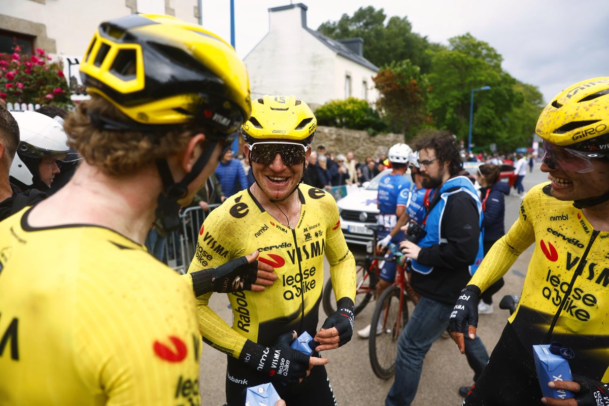 vismaleaseabike's tweet photo. 🇫🇷 #TroBroLeon 

There's nothing better than celebrating a victory together! 💛 https://t.co/mhDIcU9qZW
