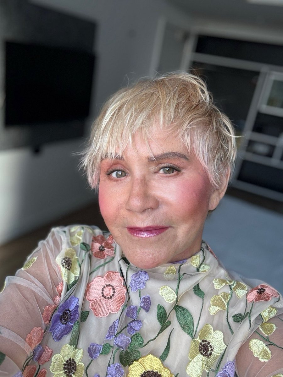 ZannLenore's tweet photo. Happy Mother’s Day and HAPPY SPRING from Liverpool, UK - home of the Beatles - y’all !! 🇬🇧 

I don’t have kids of my own but I’m a proud Aunty and have always encouraged my young nephews to get out to see the world - and find their bliss. Which I’m happy to say they are both doing - one in Australia where things began for me, and one playing bass on a 6 months cruise of Japan and Asia. 

But I would be remiss if I didn’t acknowledge all the love from the fans who tell me they look to me like a mother …  I may be alone in the world but I definitely get by with a LOT of help from my friends! So remember : #MaRo is always in your corner!! 

Much love today and always -

Lenore  💐 🩷 💐