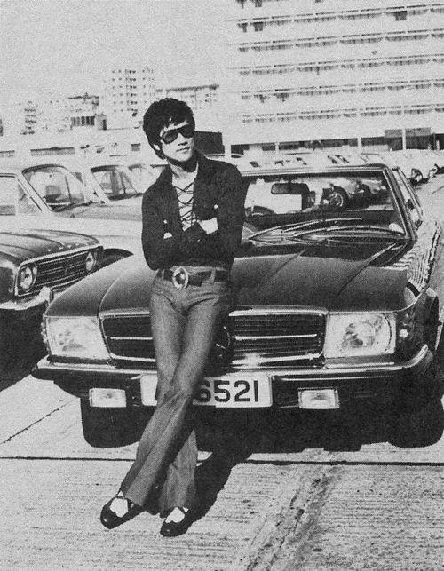 HardestFitPics's tweet photo. Bruce Lee with his 1972 Mercedes-Benz 350 SL https://t.co/D5wNo20qs5