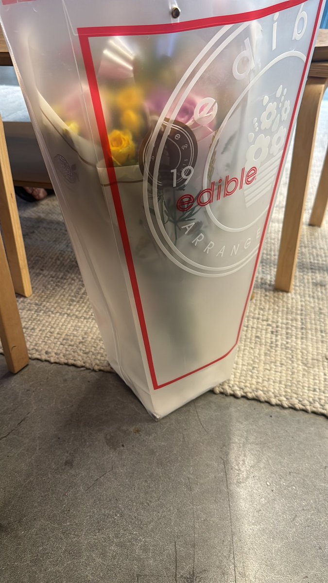 RayUnlimited's tweet photo. @edible hello I ordered the bloom berry box and received a glass vase with the wrong flowers no box at all .. this is upsetting on Mother’s Day . https://t.co/aaMf5VeUgV