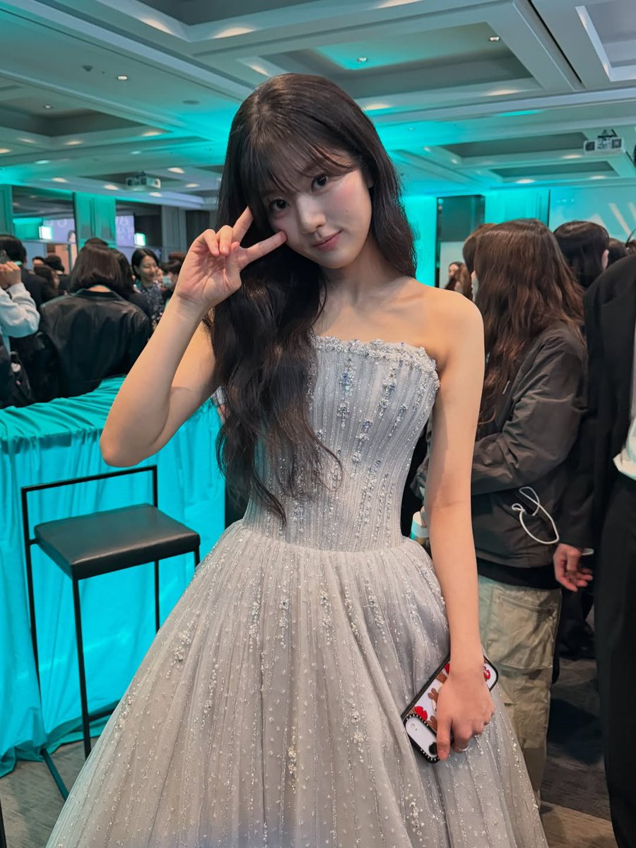 sucholate's tweet photo. Dir. Namkoong Sun:

“She’s such an acting genius, but she’s also so adorable that I keep forgetting how talented she actually is. #BaeksangArtsAwards #ShinEunsoo 🩵 I was happy to have worked with her on #LoveUntangled and this year’s awards ceremony was joyful in every way. 🩵” https://t.co/QpAEdgbR8y