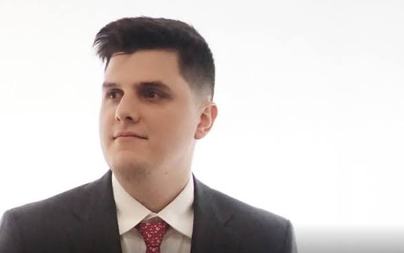 Los privilegios que subsisten 

Federico Ramos Nápoli, actual Secretario de Asuntos Nucleares, ingresó a los 19-20 años a la Casa de la Moneda como auxiliar administrativo. Toda su trayectoria laboral ha sido en el Estado. Durante la gestión de Alberto Fernández ascendió hasta