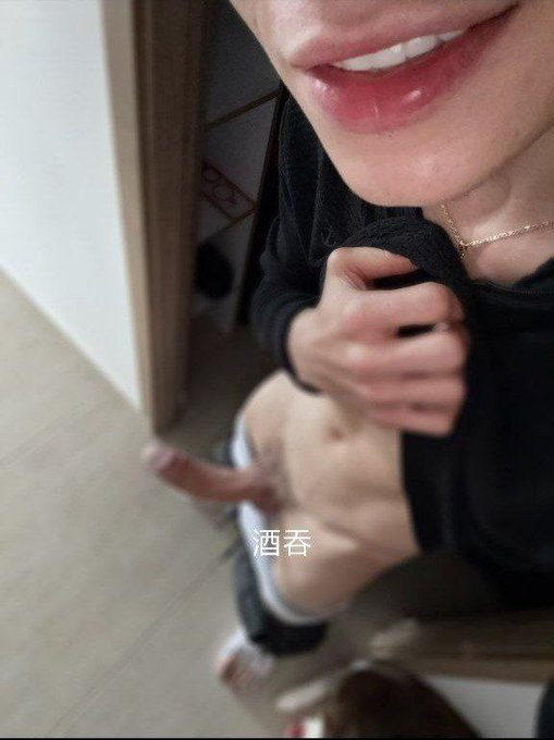 kumahdslsywkm's tweet photo. 随手拍的，模糊感超色🥵📷最满意的一张，堪称神图哈哈哈，19CM的大鸡鸡谁敢来试试?保证把你的小穴操成外翻b📷 🌸 https://t.co/Q3Felu5LbF