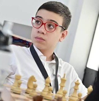 AjedrezdPrimera's tweet photo. «En serio, es impresionante cuánto juega y cuánto sabe a una edad tan temprana.

A pesar de su enorme rating, no es inmune a la naturaleza humana: como todos los niños, prefiere las jugadas activas antes que las decisiones estratégicas o posicionales. La experiencia llegará, como suele decirse.

Jugar 40.000 partidas online en poco menos de 13 años es apenas el comienzo.»

Dijo Nepomniachtchi sobre Faustino Oro.