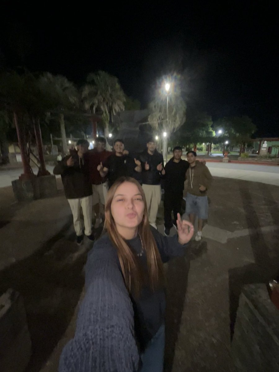 LaraaResendee's tweet photo. Nunca supe lo q era extrañar hombres hasta que estos se hicieron mis amigos, pasamos todos los días juntos, pero llegan los findes y se van a sus pueblos 😔😔 https://t.co/RsykfvEhkq