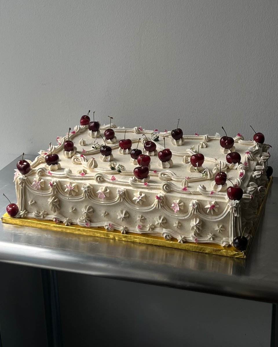 foodjars's tweet photo. mocha soaked chocolate olive oil cake, salty espresso whipped cream, cherry jam + fresh cherries, brown butter brown sugar Swiss meringue butter cream 🍒🥀💌 https://t.co/h2AtIATRO5