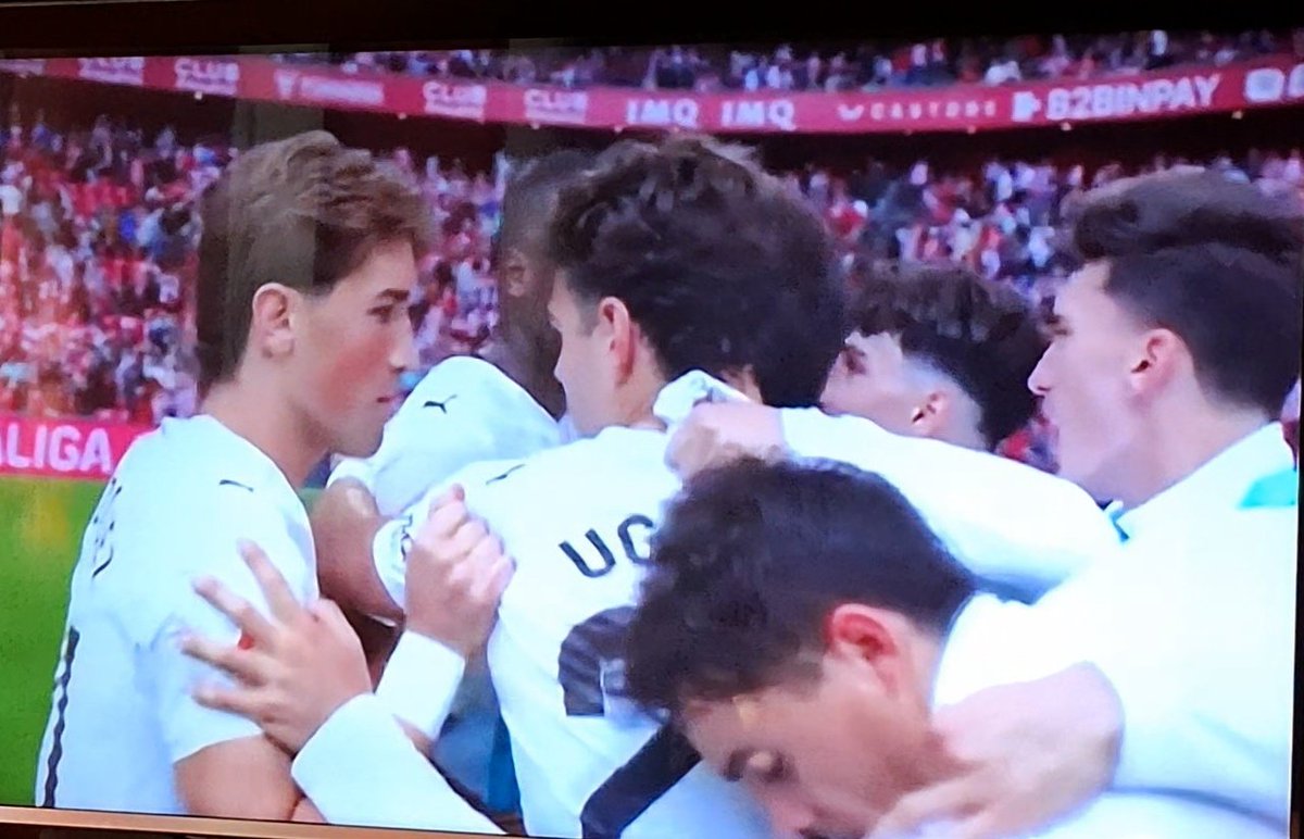 navi2004vcf's tweet photo. Me uno a ese abrazo de alegría y me subo a ese barco hasta el final.Bien luchado en un partido dificilísimo.A muerte con vosotros porq lleváis nuestro escudo en vuestra camiseta,porq los culpables son otros y porq en vuestras botas está el destino de nuestro club.Amuuunt!🦇♥️🙏 https://t.co/hm1LPcp8Rv