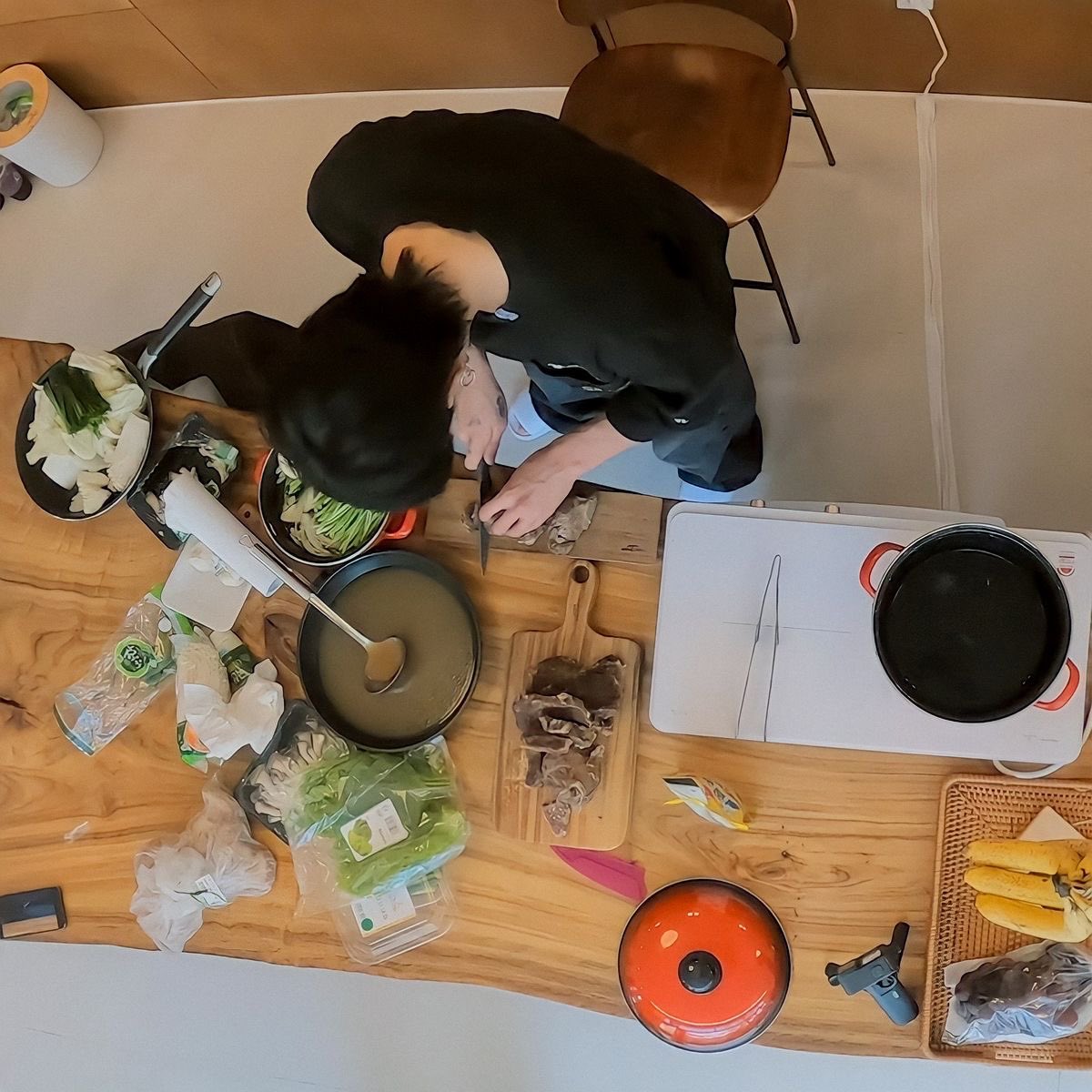 ivorixvn's tweet photo. Taekook au 
Jungkook, recém-formado em gastronomia, é contratado para cuidar da alimentação do modelo Kim Taehyung. Mas existem regras rígidas; o cozinheiro está proibido de circular pela casa e deve ir embora antes das 14h00. O problema? Jungkook nunca foi bom em seguir regras. https://t.co/OgNFR2svrB