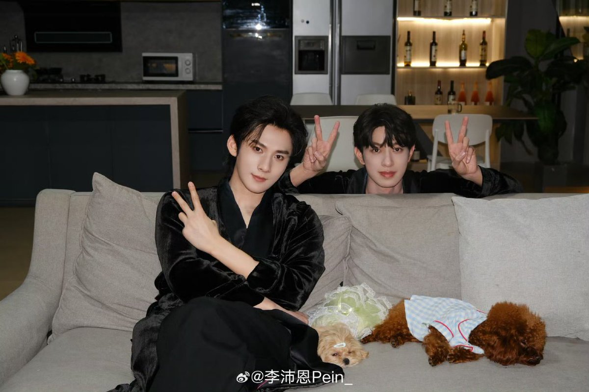 Li Peien weibo update with his family.