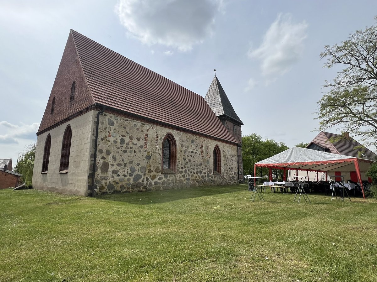 KristfBalint's tweet photo. Gottesdienst in Sargleben (Kirchenkreis Prignitz). In einer erwartungsvollen Gemeinde mit flottem Bläserquintett und einem Musikschüler am Keyboard, haben der pastor loci, Michael Uecker, und Generalsuperintendent Kristóf Bálint einen schönen Gottesdienst gefeiert und der https://t.co/2qaHc3q4gn