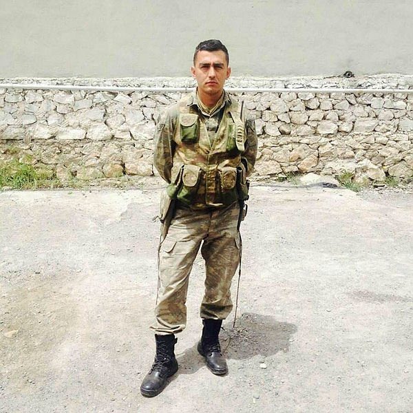 olumsuzsehitler's tweet photo. Arkadaşını kurtarırken Şehit oldu…

Yaralı olmasına rağmen ateş hattında kalan ve yardım isteyen silah arkadaşını kurtarmak için mevziden çıkan, şehadet şerbetini içen Astsubay Bahri Uçuş. https://t.co/4l26doitIE