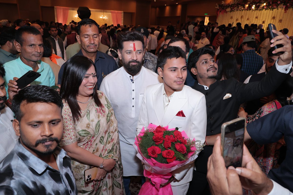 LJP4India's tweet photo. आज नई दिल्ली में राष्ट्रीय अध्यक्ष सह केंद्रीय मंत्री आदरणीय श्री @iChiragPaswan जी ने पूर्व राज्यसभा सांसद आदरणीय श्री राकेश सिन्हा जी की सुपुत्री के विवाह समारोह में शामिल होकर बधाई एवं शुभकामनाएं दीं। https://t.co/10p92qRmVH