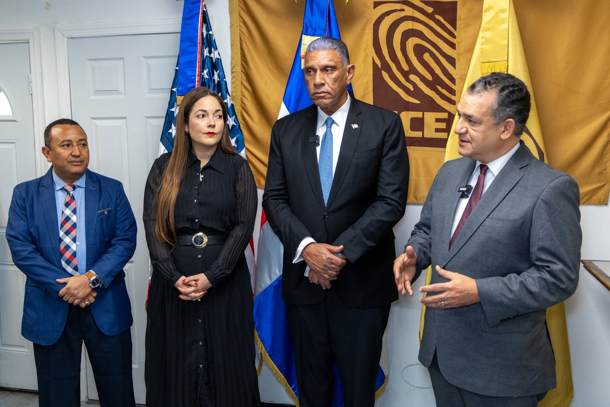juntacentral's tweet photo. Como parte de la primera etapa focalizada del proceso de renovación de la #NuevaCédulaRD para la comunidad dominicana residente en el exterior, la comisión de la Junta Central Electoral, integrada por su presidente, Román Jáquez Liranzo (@RomnJquez); la miembro titular del Pleno y coordinadora del Voto Dominicano en el Exterior, Hirayda Fernández Guzmán (@hiraydamarcelle); y el director del Voto Dominicano en el Exterior, Well Sepúlveda (@WellSepulveda), desarrolló una agenda de trabajo en New York.

Durante la jornada, se realizó la entrega de la nueva cédula al cónsul dominicano en New York, Jesús Vásquez Martínez, además de sostener encuentros relacionados al desarrollo del proceso y continuar la entrega del documento a representantes y delegados de partidos políticos, así como otras personas focalizadas residentes en esta demarcación.
