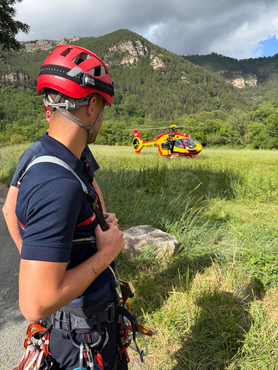 PompiersHerault's tweet photo. #Intervention|| SAINT ETIENNE DE GOURGAS
Nous sommes intervenus cet après-midi suite à la chute d’une personne Chemin de Lagardie Inaccessible par voie pédestre la victime a été évacuée par le #Dragon34 sur le CH de Lodève Équipe spécialisée SMPM + Médecin + ISP #SDIS34 engagés https://t.co/BNhDa8x78h