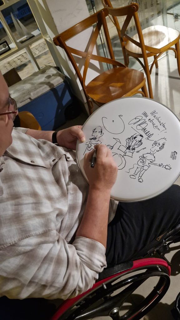 os_paralamas's tweet photo. Ontem após o show de Capim Grosso (BA), o Herbert autografou e fez esta linda caricatura dos Paralamas nesta pele de bateria.

Onde vocês colocariam esta arte em casa?

📸 @fotorobproducoes 
#paralamasdosucesso #herbertvianna https://t.co/IqeMK03Czc