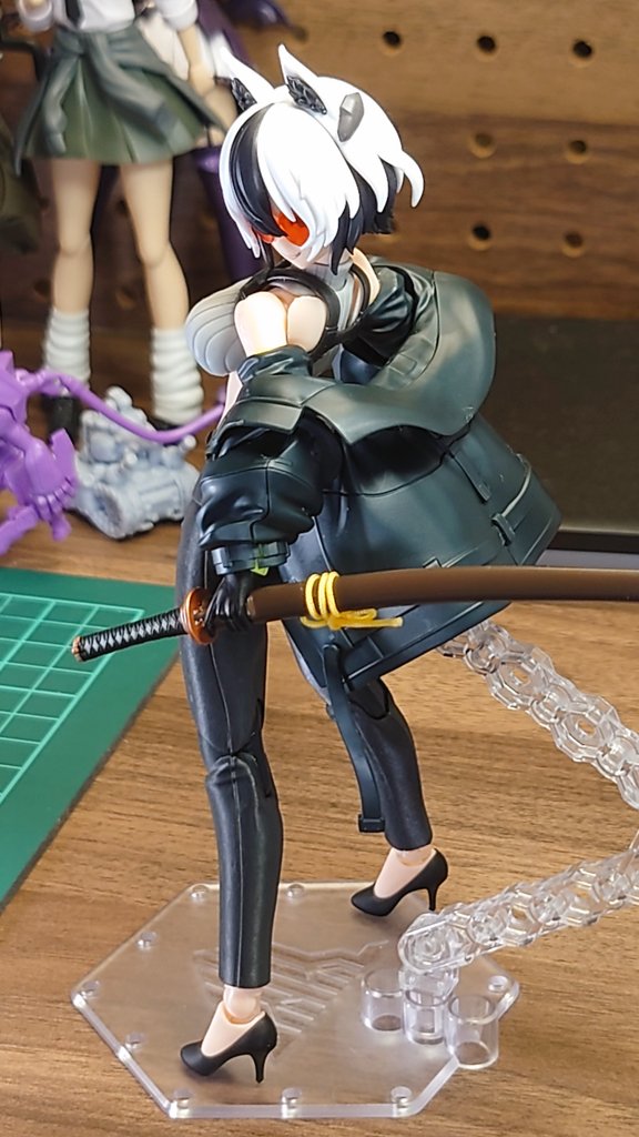 KEI2Model111's tweet photo. 猟犬ガルムちゃんをもう少しアウトロー寄りの感じにしたかったので
ジャケットをFrSノワールのものに変更
少し加工が要りますが意外と簡単に付けられます👍
関節も一応可動💪
鯉太郎さん(@koichan315) Koi-suit 2 
#メガミデバイス 
#ユグドラシス 
#ガルム・リッパー 
#フィギュアライズスタンダード https://t.co/2BBhjwOryi