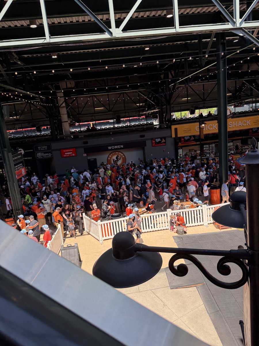 Kaemibur's tweet photo. sea of blue hats #Birdland https://t.co/bHrQX6PGSa