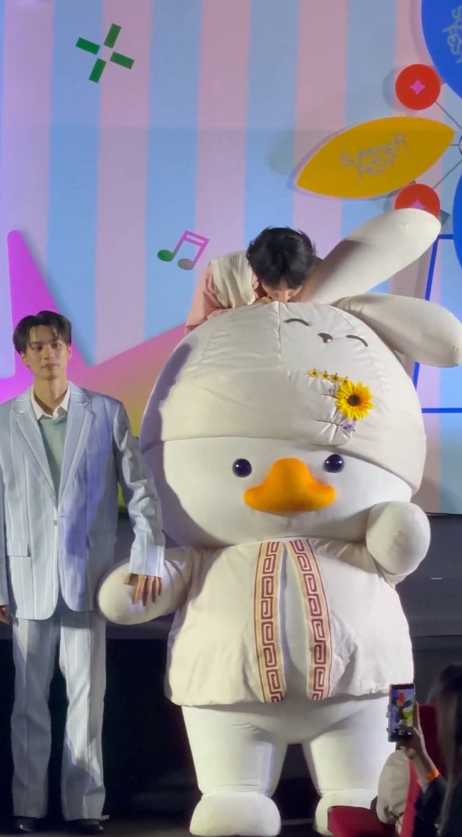 ปะป๊าปะปี๊ทะนุถนอมคลั่งรักลูกเหมือนลูกแท้ ๆ อะ ปะปี๊นี่ลูบหัวเกาคางจุ๊บเช้าจุ๊บเย็น ครอบครัวบัวเมืองน่ารักมาก ๆ ย่ายเห็นแล้วมีความสุข😭😭