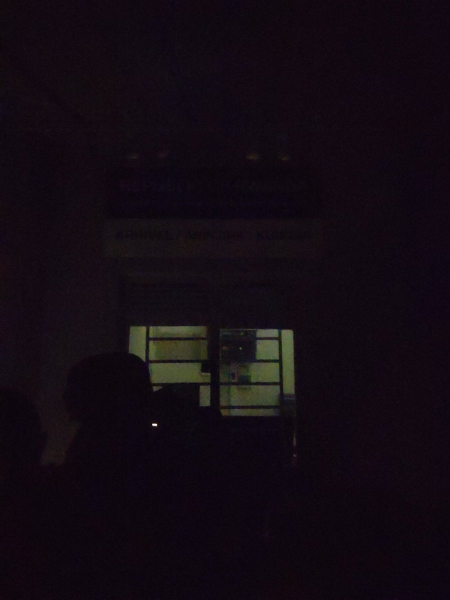 BenGasigwa's tweet photo. @reg_rwanda Hano k'umupaka Wa Cyanika Border Umuriro wagiye kubava Uganda, hashize Almost 1hour, kandi rwose ntitwari twava muri Système ngo dutahe, na Générateur yabo Ifite Mechanic issues, mugerageze Mubirebeho Murakoze https://t.co/SDFCMGnBDv