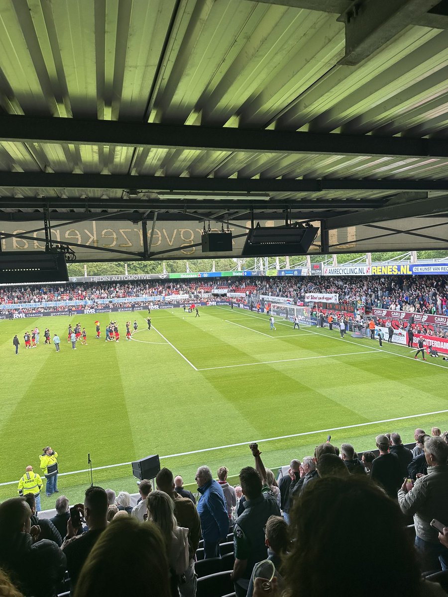 Freekverelzen_'s tweet photo. Wat een dag voor #Excelsior! Door een bizarre eindsprint, met twee spectaculaire zeges en een gelijkspel tegen FC Volendam, is handhaving in de eredivisie een feit voor het team van Ruben den Uil. #EXCVOL https://t.co/YIVxS8uNms