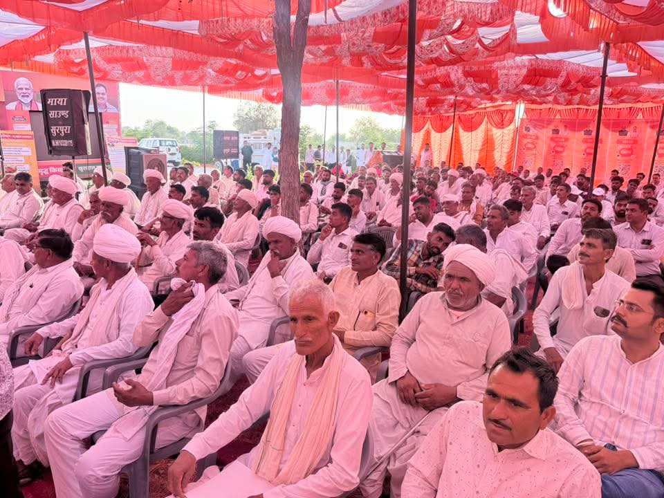 BJP4Rajasthan's tweet photo. जोधपुर देहात उत्तर जिले की विधानसभा फलोदी में ग्राम पंचायत बांसवाड़ा नगर में आयोजित "ग्राम रथ अभियान" कार्यक्रम में मुख्य अतिथि के रूप में राजस्थान वित्त आयोग के अध्यक्ष डॉ. @chaturvediarun1 की गरिमामयी उपस्थिति रही।

इस अवसर पर राज्य सरकार की जनकल्याणकारी योजनाओं एवं फ्लैगशिप कार्यक्रमों की जानकारी आमजन तक पहुँचाने के साथ-साथ पात्र व्यक्तियों को योजनाओं से जोड़ने हेतु जागरूक किया गया। “ग्राम रथ अभियान” ग्रामीण विकास, जनसंपर्क एवं जनजागरण का प्रभावी माध्यम बनकर आमजन तक सरकार की योजनाओं का लाभ पहुँचाने का कार्य कर रहा है।

इस अवसर पर भाजपा प्रदेश उपाध्यक्ष श्री @biharibishnoi, जोधपुर देहात उत्तर जिला अध्यक्ष श्रीमती ज्योति जाणी, फलोदी विधायक श्री पब्बाराम विश्नोई, उप ग्राम रथ प्रभारी श्री भोपाल सिंह बडला, जिला महामंत्री श्री सुखराम जाणी, ग्राम रथ अभियान के जिला संयोजक श्री बाबुलाल गर्ग, मंडल अध्यक्ष श्री सहदेव चारण, श्री सौरभ बोहरा, बांसवाड़ा नगर के सरपंच श्री मांगीलाल सहित माताएं-बहनें, पदाधिकारी, कर्मचारी एवं अधिकारीगण उपस्थित रहे।