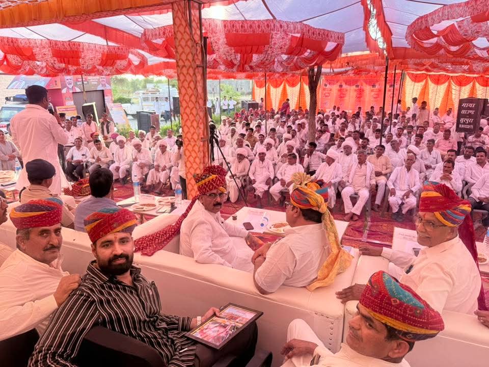 BJP4Rajasthan's tweet photo. जोधपुर देहात उत्तर जिले की विधानसभा फलोदी में ग्राम पंचायत बांसवाड़ा नगर में आयोजित "ग्राम रथ अभियान" कार्यक्रम में मुख्य अतिथि के रूप में राजस्थान वित्त आयोग के अध्यक्ष डॉ. @chaturvediarun1 की गरिमामयी उपस्थिति रही।

इस अवसर पर राज्य सरकार की जनकल्याणकारी योजनाओं एवं फ्लैगशिप कार्यक्रमों की जानकारी आमजन तक पहुँचाने के साथ-साथ पात्र व्यक्तियों को योजनाओं से जोड़ने हेतु जागरूक किया गया। “ग्राम रथ अभियान” ग्रामीण विकास, जनसंपर्क एवं जनजागरण का प्रभावी माध्यम बनकर आमजन तक सरकार की योजनाओं का लाभ पहुँचाने का कार्य कर रहा है।

इस अवसर पर भाजपा प्रदेश उपाध्यक्ष श्री @biharibishnoi, जोधपुर देहात उत्तर जिला अध्यक्ष श्रीमती ज्योति जाणी, फलोदी विधायक श्री पब्बाराम विश्नोई, उप ग्राम रथ प्रभारी श्री भोपाल सिंह बडला, जिला महामंत्री श्री सुखराम जाणी, ग्राम रथ अभियान के जिला संयोजक श्री बाबुलाल गर्ग, मंडल अध्यक्ष श्री सहदेव चारण, श्री सौरभ बोहरा, बांसवाड़ा नगर के सरपंच श्री मांगीलाल सहित माताएं-बहनें, पदाधिकारी, कर्मचारी एवं अधिकारीगण उपस्थित रहे।