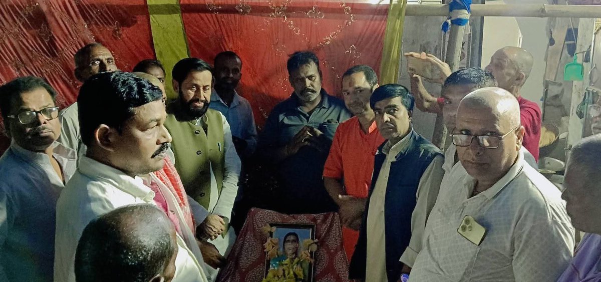 DevendraYadavMP's tweet photo. देर शाम पिरही पंचायत के पूर्व सरपंच अमर कुमार दास जी के यहाँ। https://t.co/6ovwr1uykb