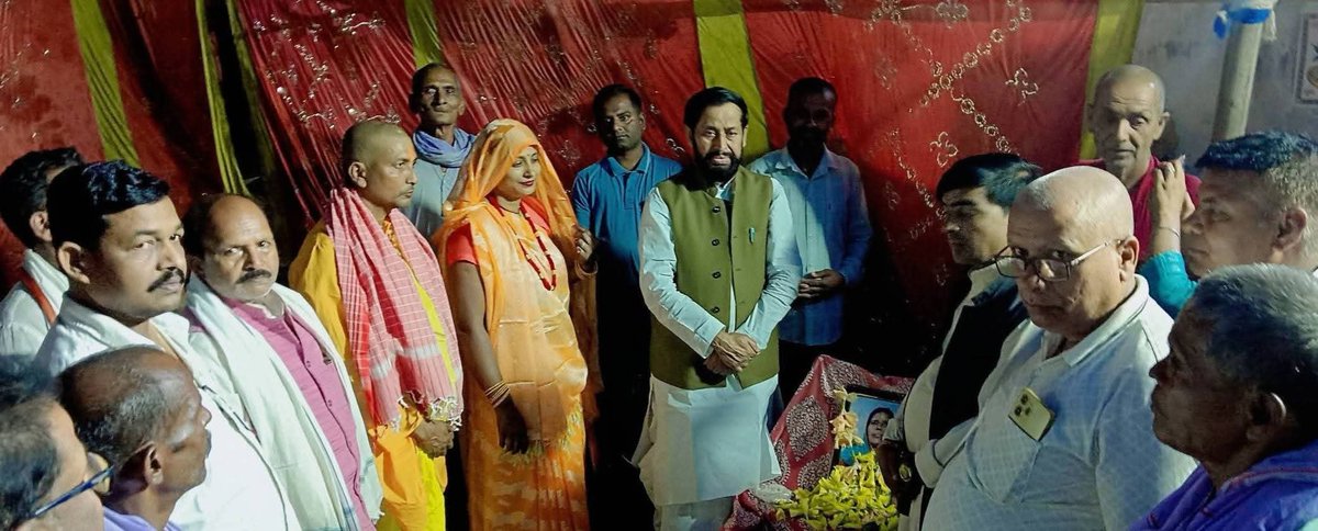 DevendraYadavMP's tweet photo. देर शाम पिरही पंचायत के पूर्व सरपंच अमर कुमार दास जी के यहाँ। https://t.co/6ovwr1uykb