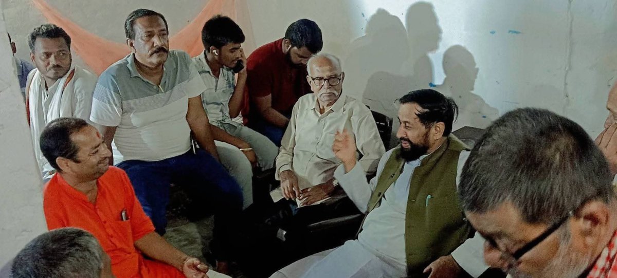 DevendraYadavMP's tweet photo. देर शाम पिरही पंचायत के पूर्व सरपंच अमर कुमार दास जी के यहाँ। https://t.co/6ovwr1uykb