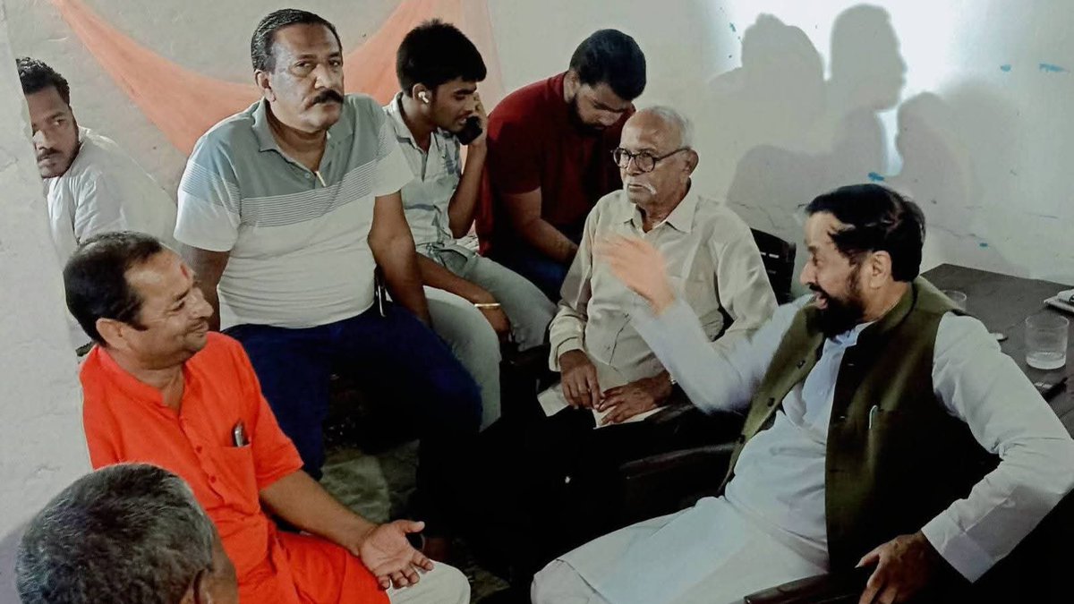 DevendraYadavMP's tweet photo. देर शाम पिरही पंचायत के पूर्व सरपंच अमर कुमार दास जी के यहाँ। https://t.co/6ovwr1uykb