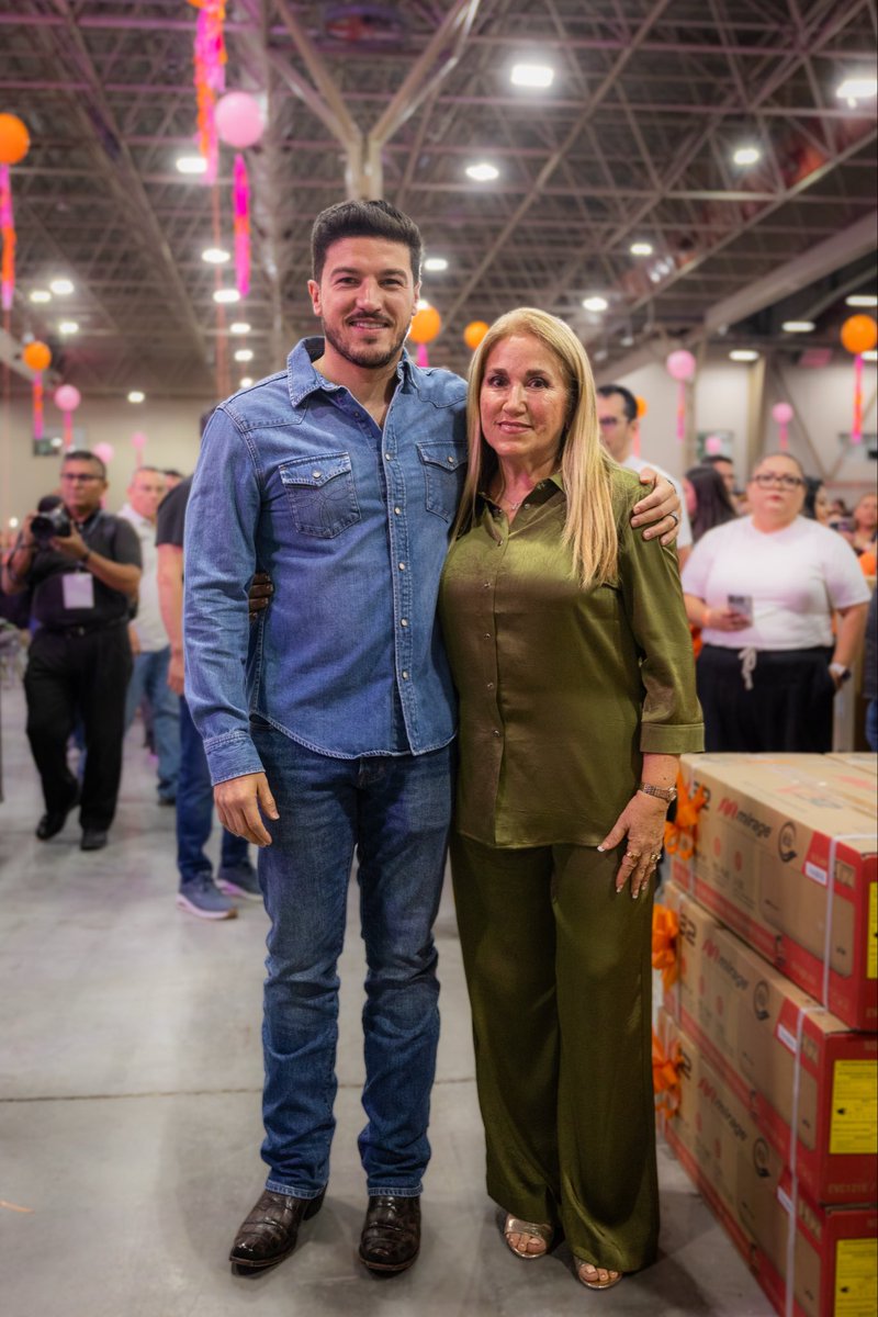 samuel_garcias's tweet photo. FELIZ DÍA DE LAS MADRES 
En especial al amor de mi vida y a quien me trajo al mundo
Las quiero mucho
Abrazo para todas las mamás https://t.co/IL83c782Xm