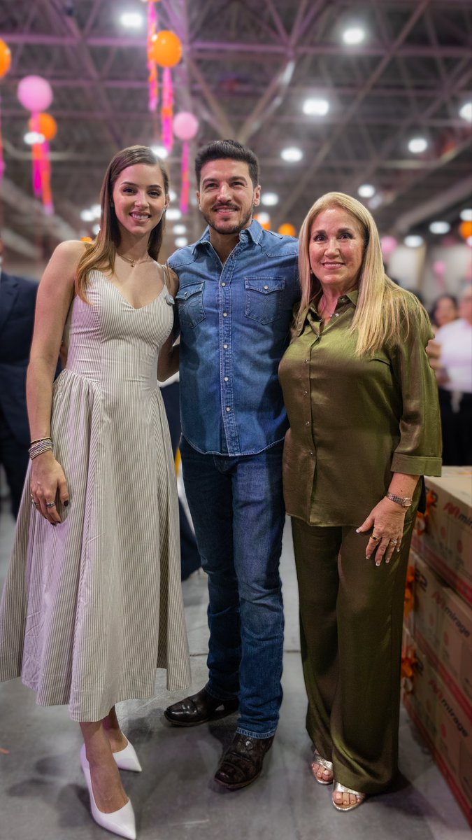 samuel_garcias's tweet photo. FELIZ DÍA DE LAS MADRES 
En especial al amor de mi vida y a quien me trajo al mundo
Las quiero mucho
Abrazo para todas las mamás https://t.co/IL83c782Xm