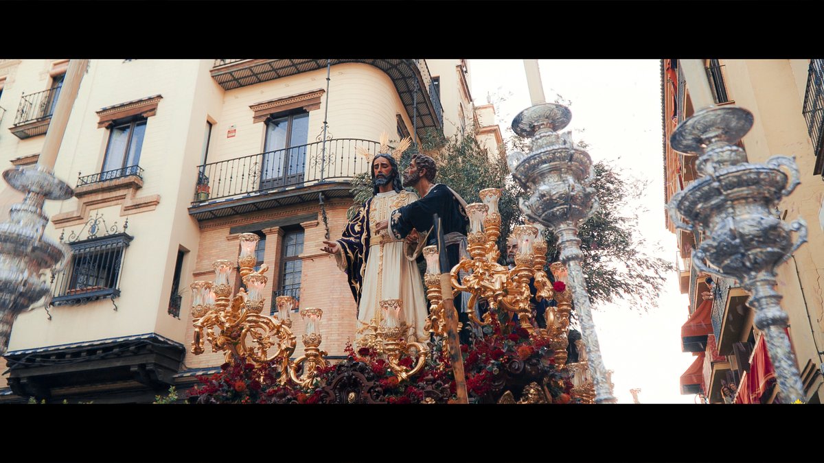 Como si fuera aquel Lunes...

Mañana regresan los vídeos de Lunes Santo, tal y como lo captaron los amigos de <a href="/desde_triana/">Desde Triana Oficial</a> .

El Señor entregándose a Sevilla, 5 composiciones, 19 minutos de Cuesta del Rosario.

#RedencionporSevilla 🎼
