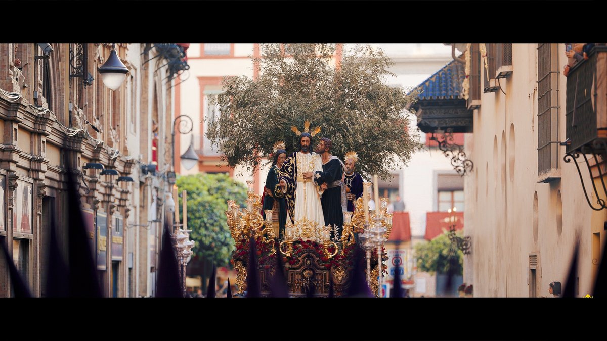 AMRedencion's tweet photo. Como si fuera aquel Lunes...

Mañana regresan los vídeos de Lunes Santo, tal y como lo captaron los amigos de @desde_triana .

El Señor entregándose a Sevilla, 5 composiciones, 19 minutos de Cuesta del Rosario.

#RedencionporSevilla 🎼 https://t.co/tQuRZBg7VT