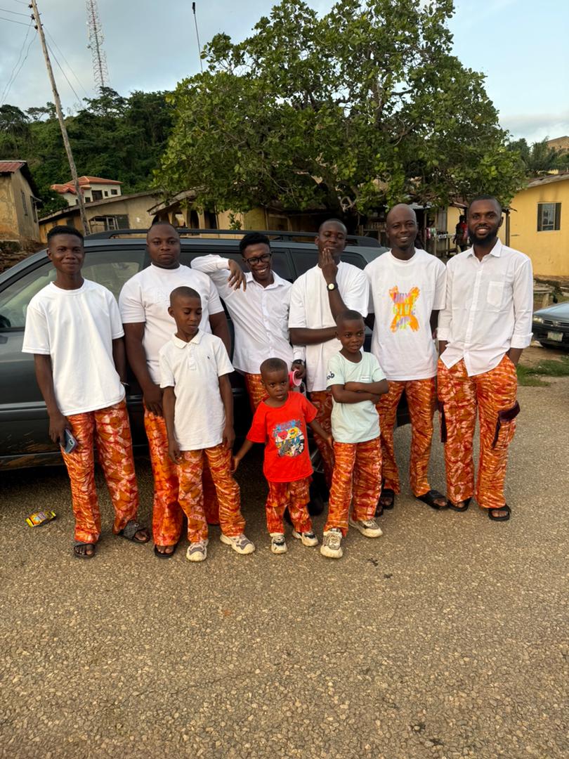 oraq_le's tweet photo. Àwọn goons mi... https://t.co/yyB7GDTwt1
