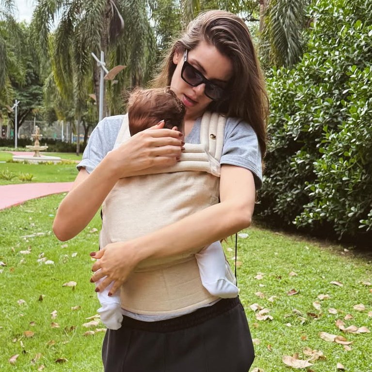 yeahqueiroz's tweet photo. tenho certeza que clara é a bebê mais feliz desse mundo por ter uma mãe excepcional como você. feliz seu dia, mãezinha! 🌹 https://t.co/U7ATgTJv7m