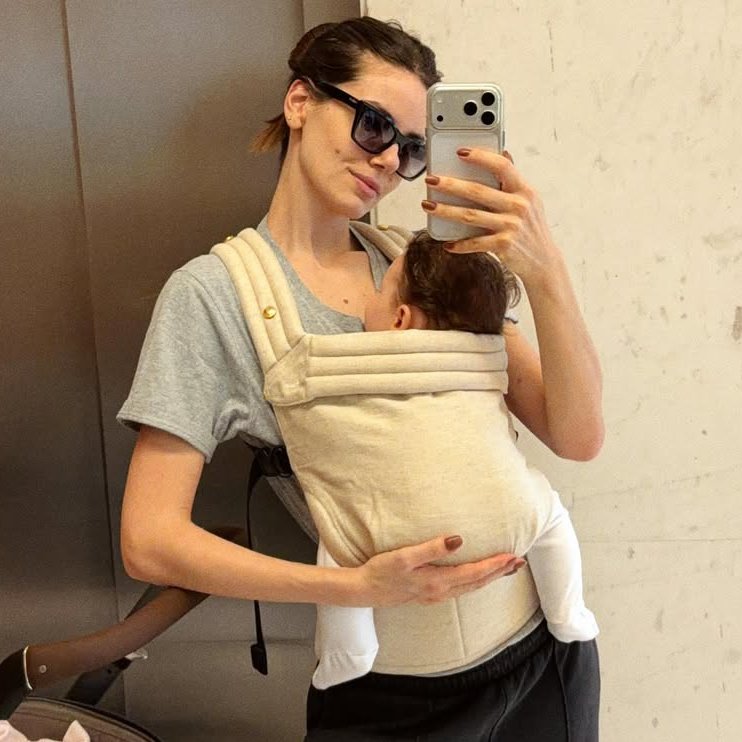 yeahqueiroz's tweet photo. tenho certeza que clara é a bebê mais feliz desse mundo por ter uma mãe excepcional como você. feliz seu dia, mãezinha! 🌹 https://t.co/U7ATgTJv7m