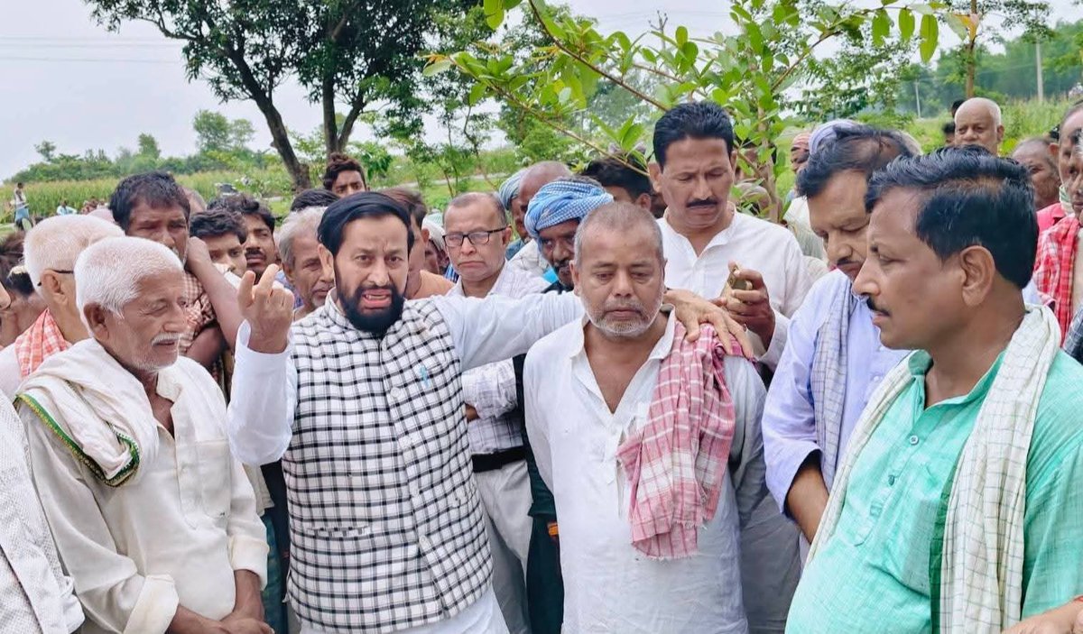 DevendraYadavMP's tweet photo. फुलपरास विधानसभा अंतर्गत द्वालख पंचायत के मुखिया प्रतिनिधि संतोष यादव के  दाह संस्कार में शामिल हुए । https://t.co/Cc585eCaTY