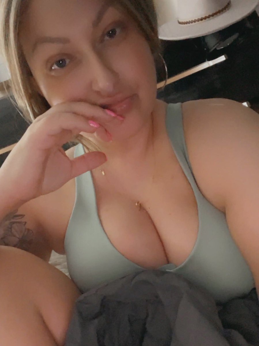 eringoodall0's tweet photo. One selfie away from ruining someone’s relationship.

It’s a beautiful Day. https://t.co/xoClYWotUJ