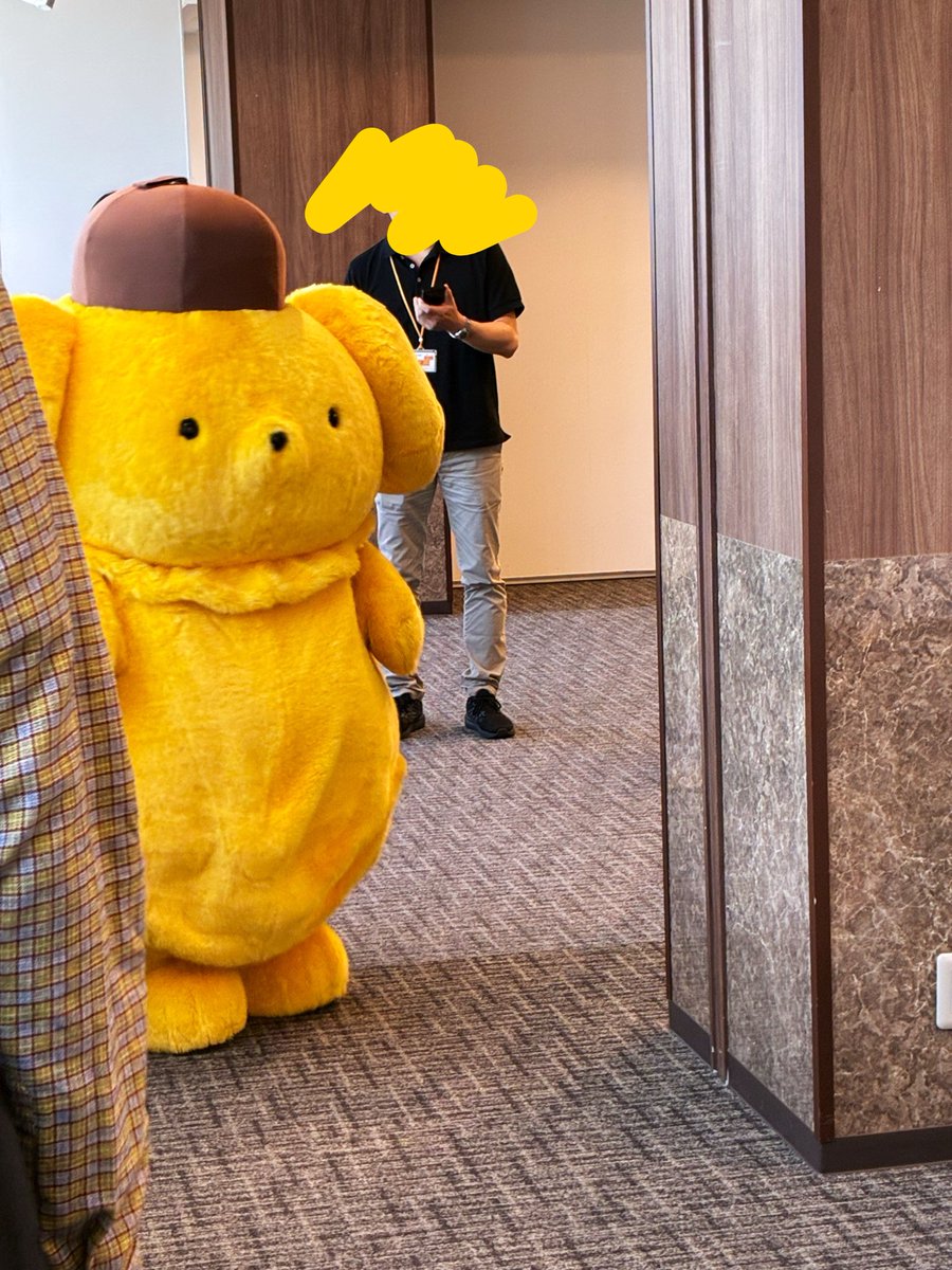 pompompomugi's tweet photo. 終わったあと撮ったチェキがちゃんと写ってるか確認するためのスペースがあったんですけど、私含め最後の3組がそのスペースに居たときになんとポムが出てきてくれたんです😲😲1組1組のところにきて「チェキちゃんと写ってた〜？」って確認していく様子が可愛くて可愛くて🥺
あまりにも尊いポムでした🤦‍♀️ https://t.co/V0TYl8o3bA
