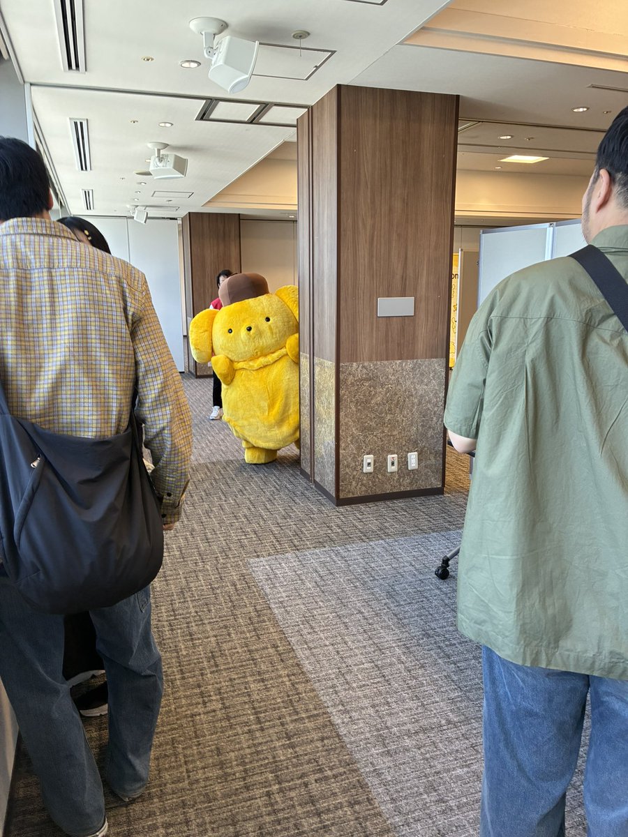pompompomugi's tweet photo. 終わったあと撮ったチェキがちゃんと写ってるか確認するためのスペースがあったんですけど、私含め最後の3組がそのスペースに居たときになんとポムが出てきてくれたんです😲😲1組1組のところにきて「チェキちゃんと写ってた〜？」って確認していく様子が可愛くて可愛くて🥺
あまりにも尊いポムでした🤦‍♀️ https://t.co/V0TYl8o3bA