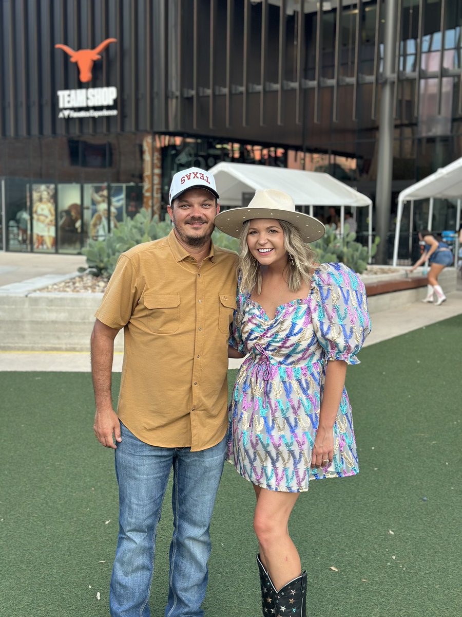 Coach_Messer's tweet photo. Happy Mother’s Day to my wonderful wife and the best mom to our 2 girls. We are so lucky to have such a great mom like you. https://t.co/yF25OhfjM2